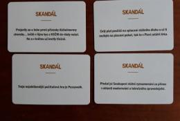 příklady karet skandálů, nahoře rub, dole dvě akční karty