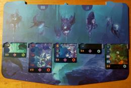 Deska hráče s ukázkou lokací v různém stádiu prozkoumávání