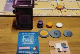 hrací deska hráče (v pozadí) a komponenty, blueprints karta