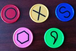 Ukázka žetonů se symboly v pěti barvách