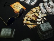 011 - detail karet a stylové brýle